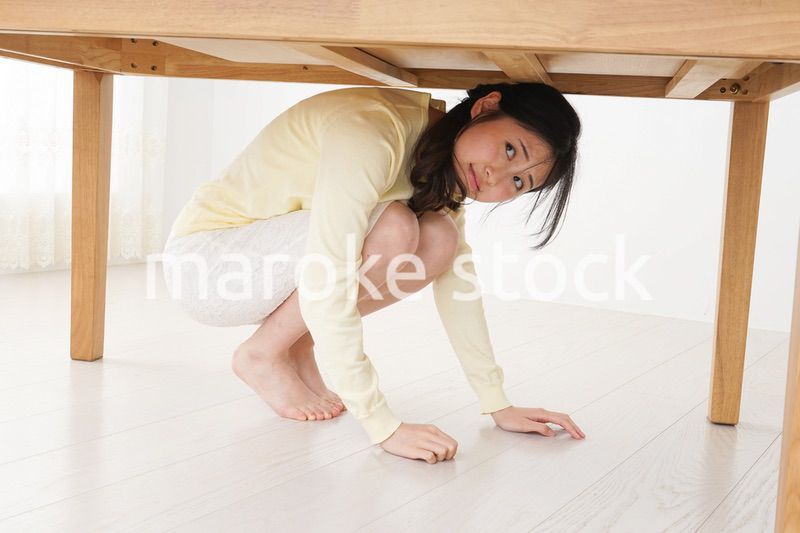 地震から身を守る女性