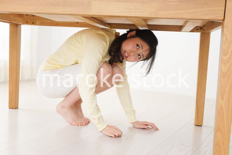 地震から身を守る女性