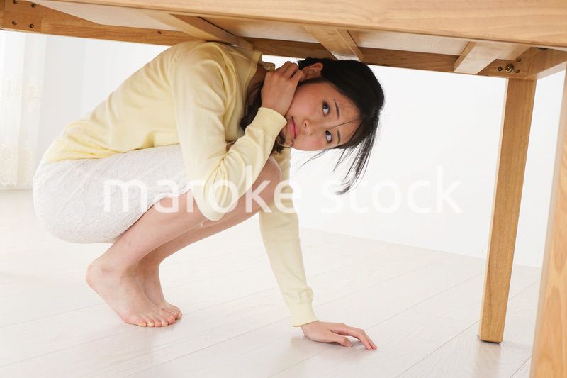 地震から身を守る女性