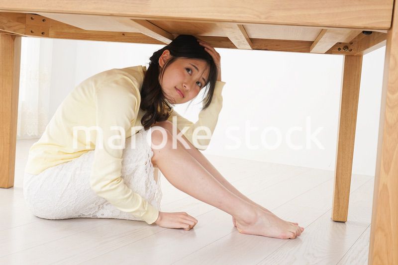 地震から身を守る女性