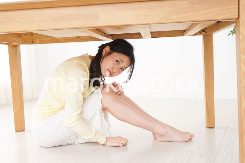 地震から身を守る女性