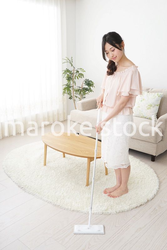 自宅を掃除する若い女性