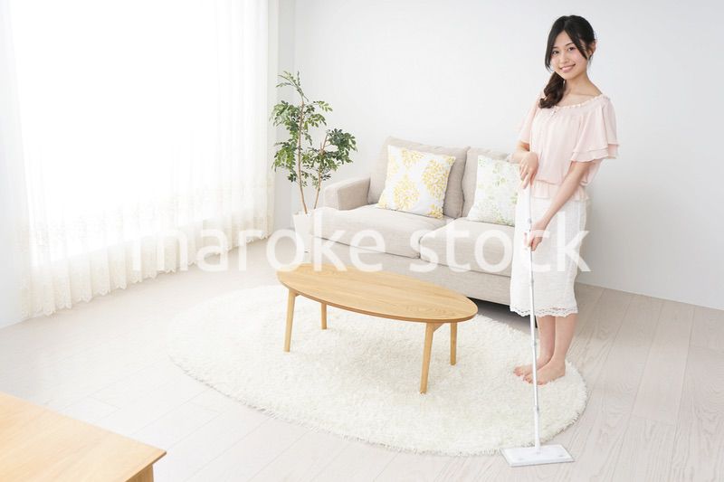 自宅を掃除する若い女性