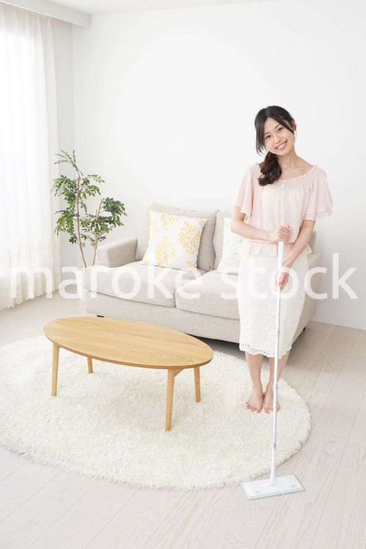 自宅を掃除する若い女性