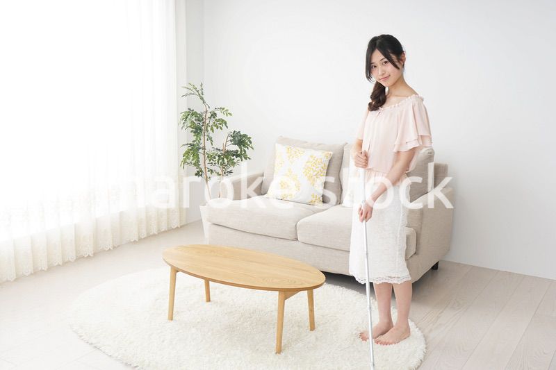 自宅を掃除する若い女性