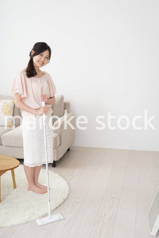 自宅を掃除する若い女性
