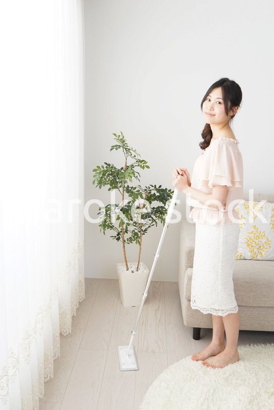 自宅を掃除する若い女性