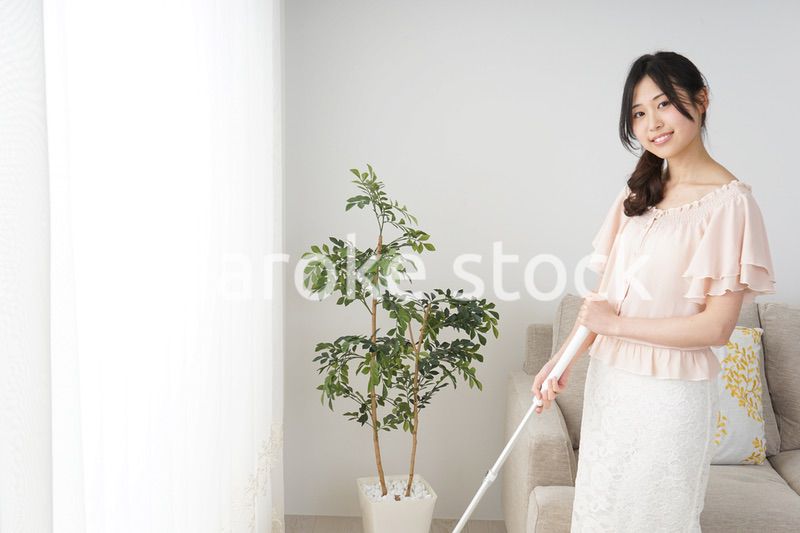自宅を掃除する若い女性