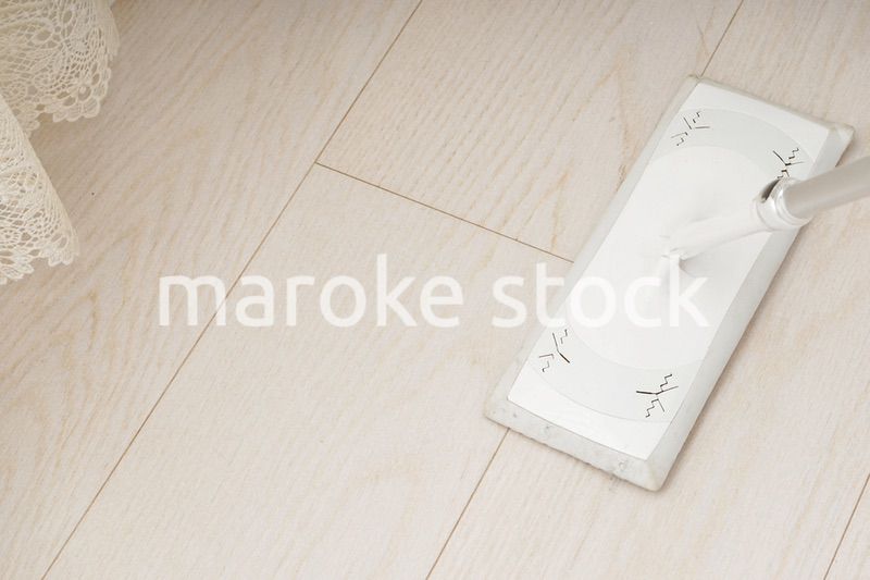 自宅を掃除する若い女性