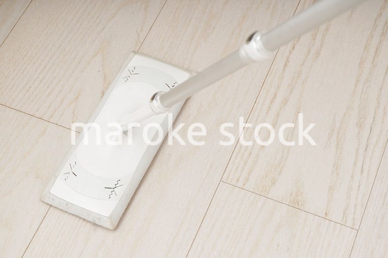 自宅を掃除する若い女性