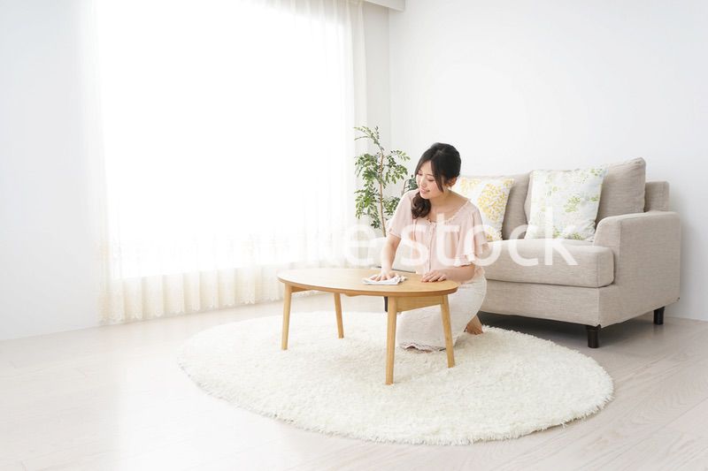 自宅を掃除する若い女性