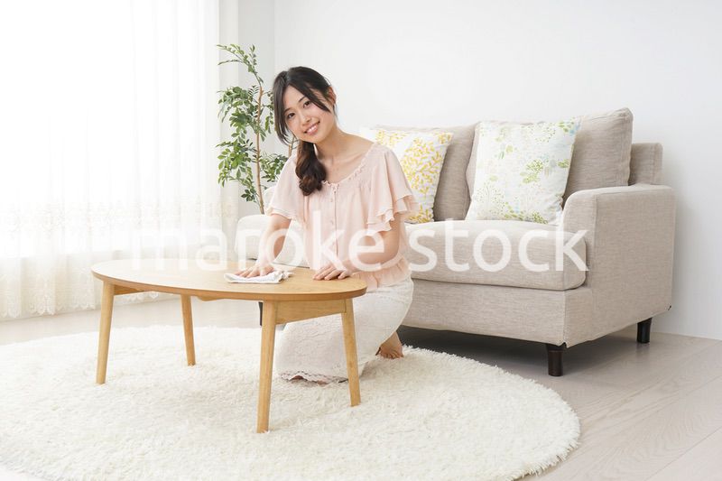 自宅を掃除する若い女性