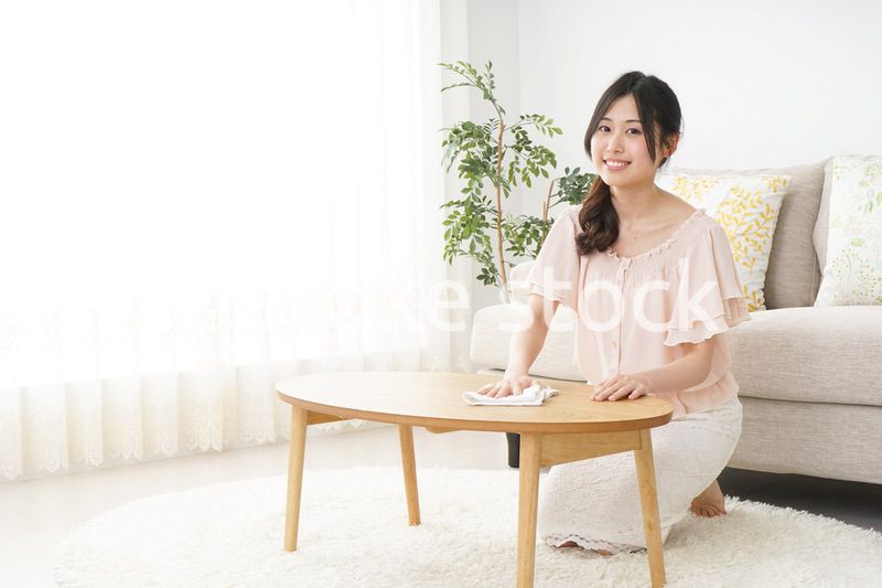 自宅を掃除する若い女性