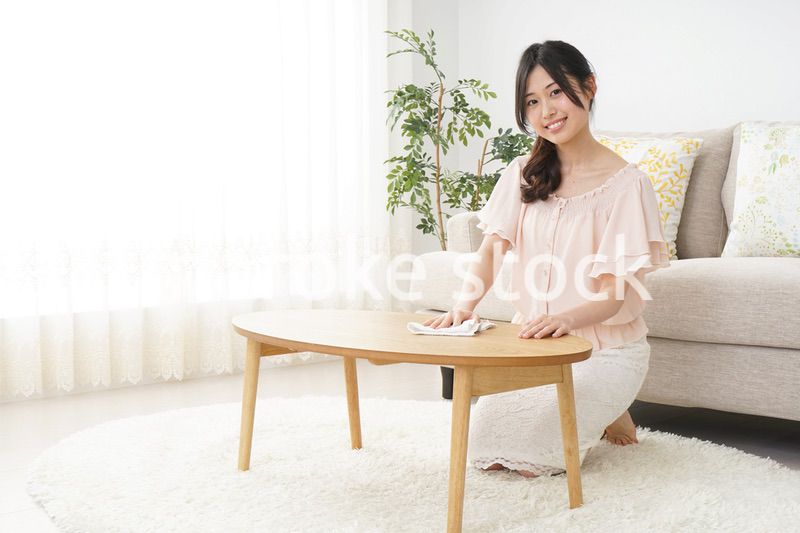 自宅を掃除する若い女性