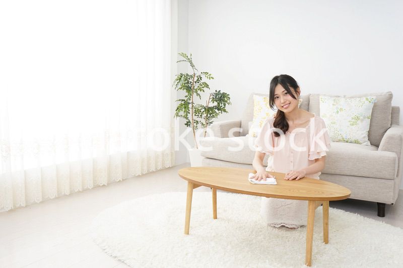 自宅を掃除する若い女性