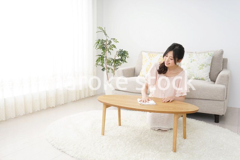 自宅を掃除する若い女性