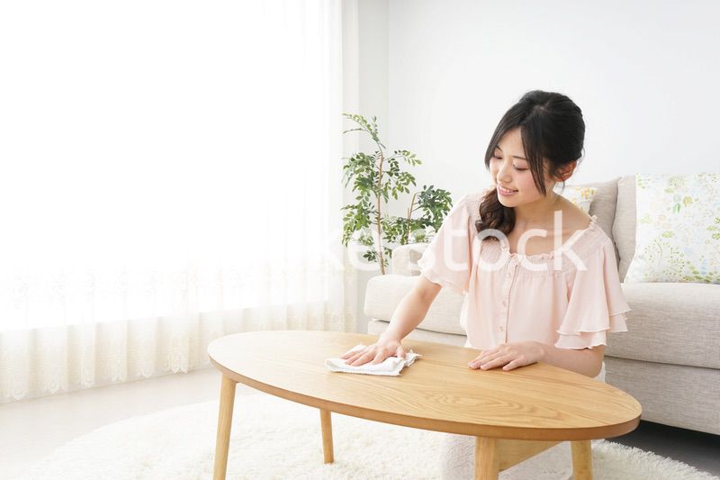 自宅を掃除する若い女性