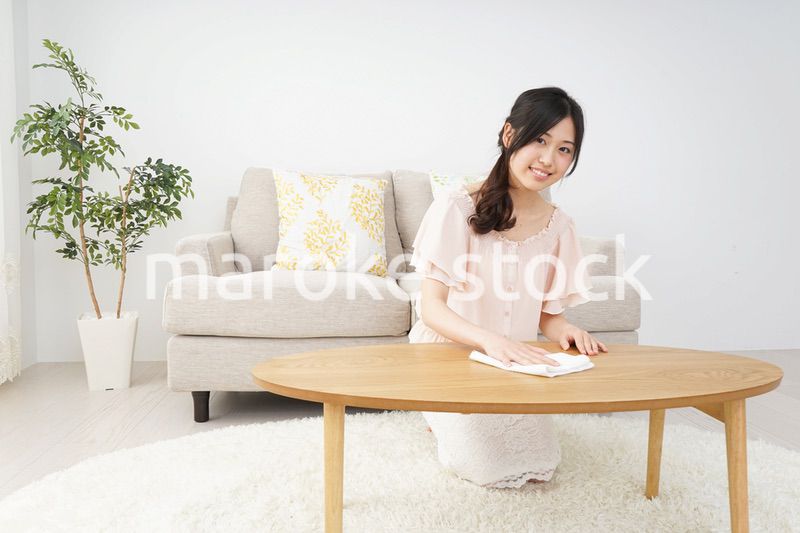 自宅を掃除する若い女性