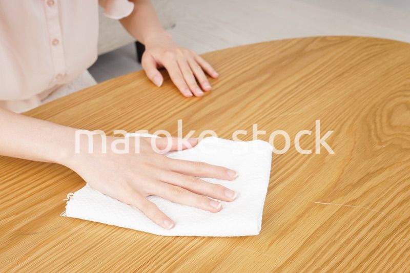 自宅を掃除する若い女性