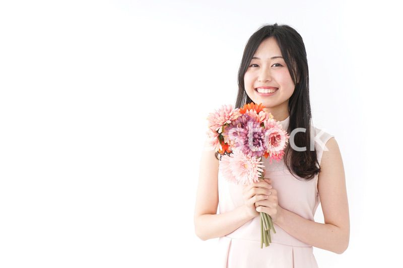 花をプレゼントする女性_母の日