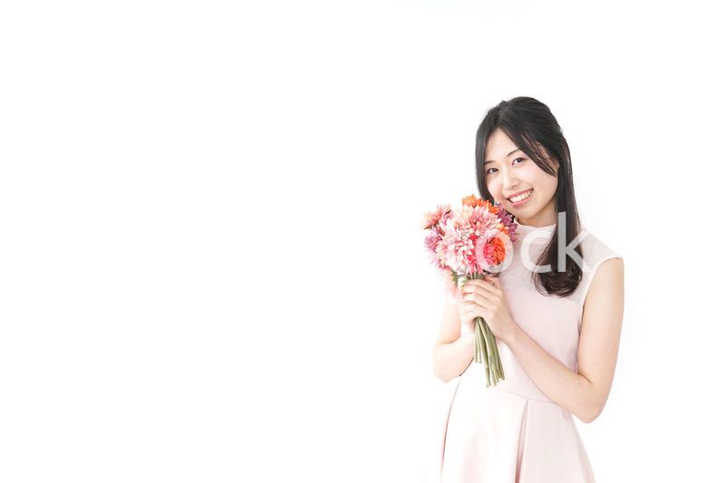 花をプレゼントする女性_母の日