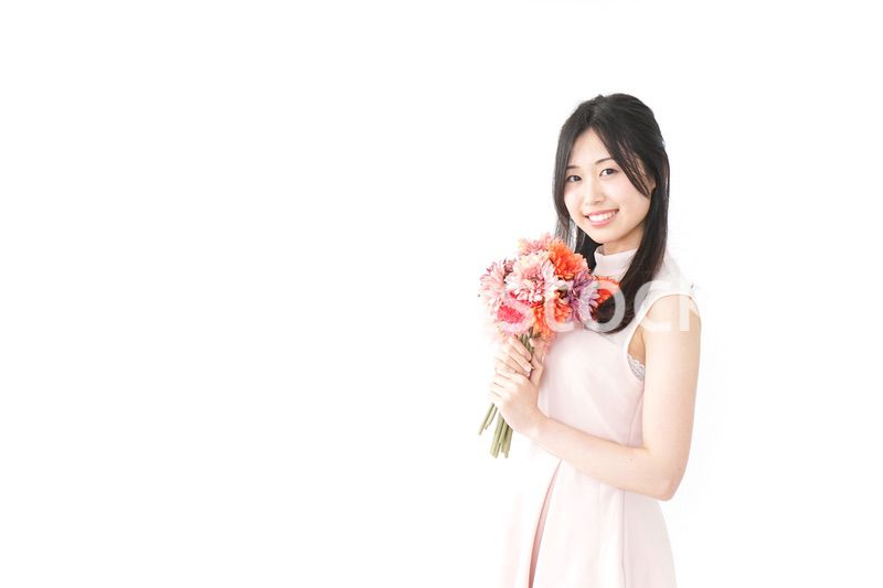 花をプレゼントする女性_母の日