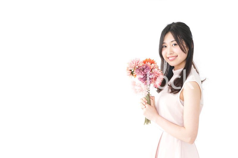 花をプレゼントする女性_母の日