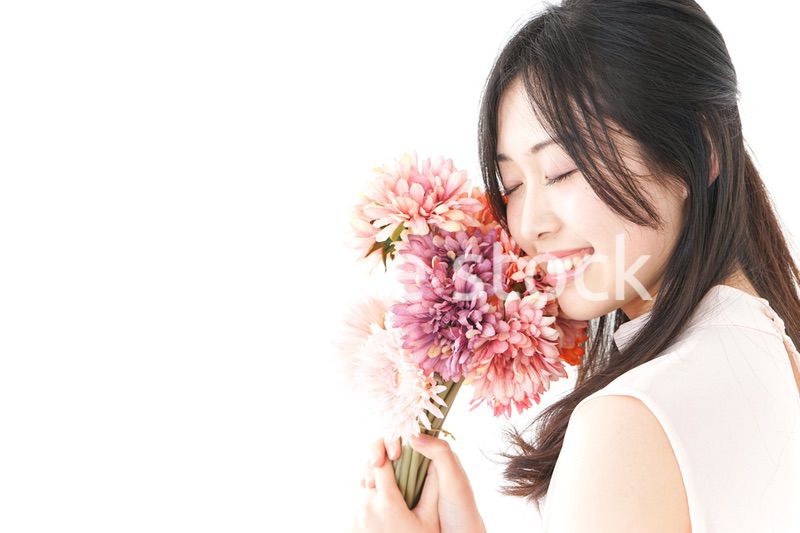 花をプレゼントする女性_母の日