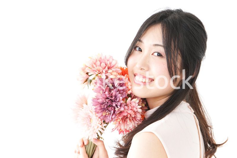 花をプレゼントする女性_母の日