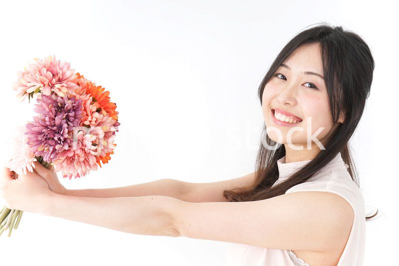 花をプレゼントする女性_母の日