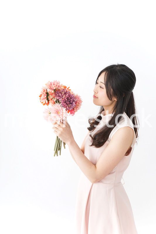 花をプレゼントする女性_母の日