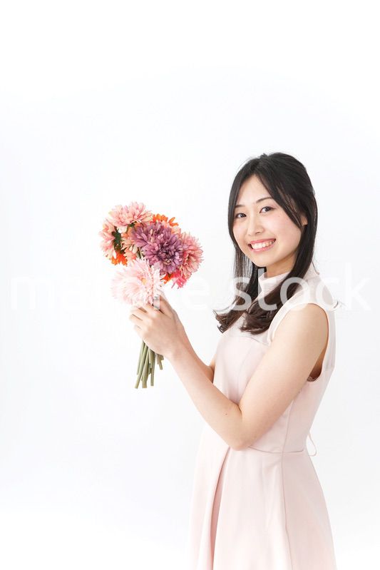 花をプレゼントする女性_母の日