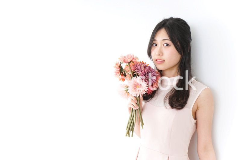 花をプレゼントする女性_母の日