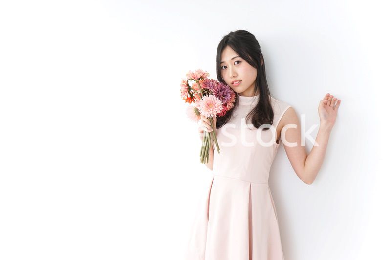 花をプレゼントする女性_母の日