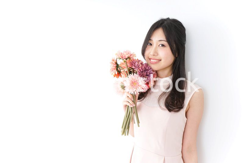 花をプレゼントする女性_母の日