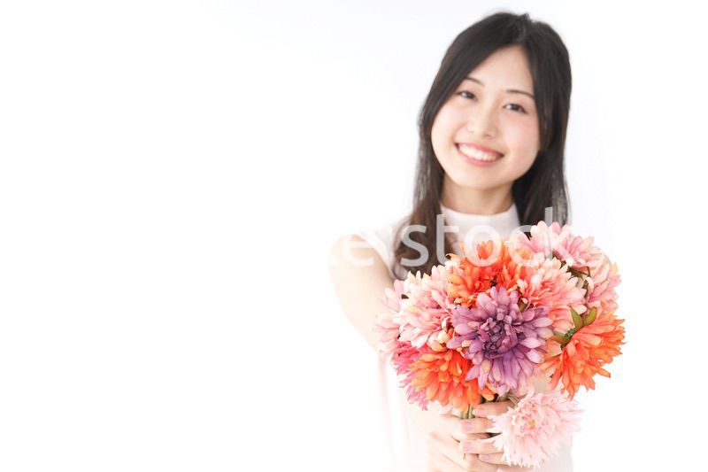 花をプレゼントする女性_母の日