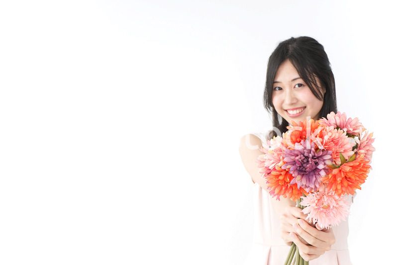 花をプレゼントする女性_母の日