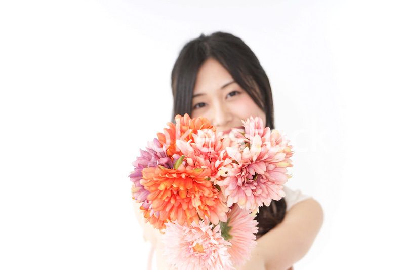 花をプレゼントする女性_母の日