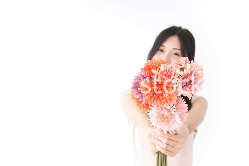 花をプレゼントする女性_母の日