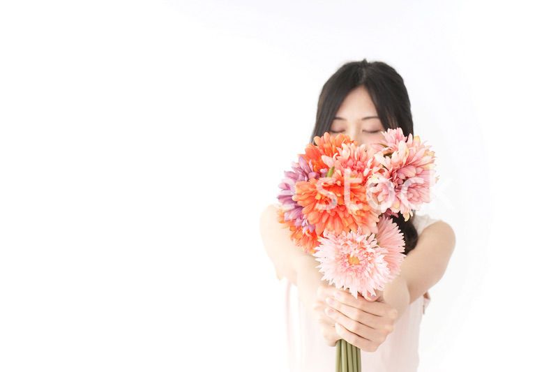 花をプレゼントする女性_母の日