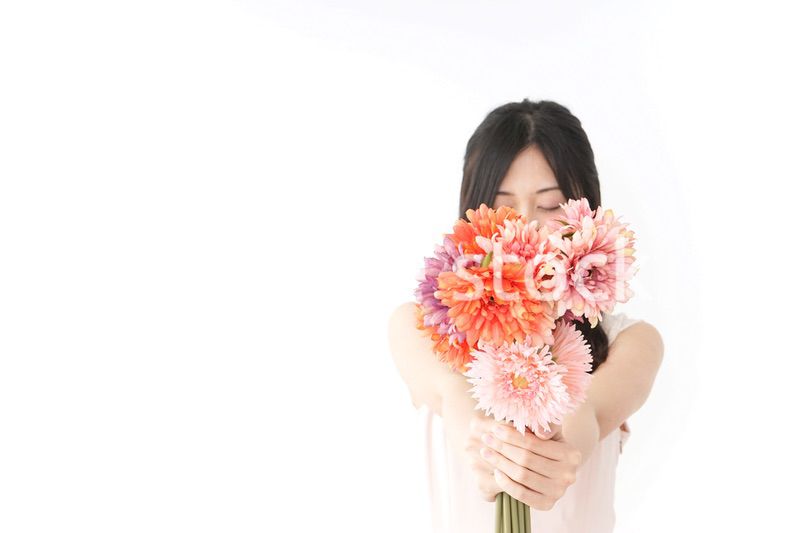 花をプレゼントする女性_母の日