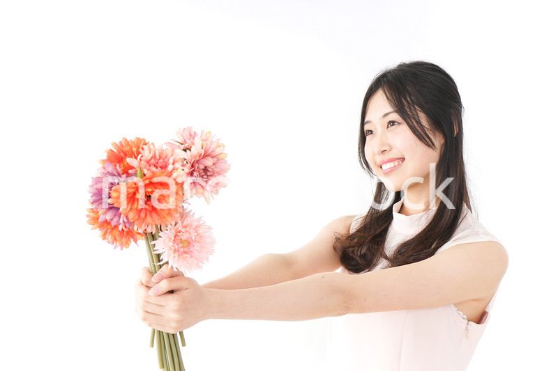花をプレゼントする女性_母の日
