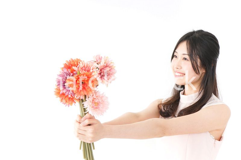 花をプレゼントする女性_母の日