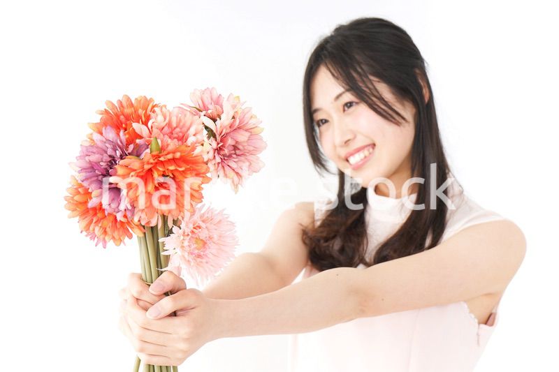 花をプレゼントする女性_母の日