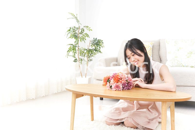 部屋でリラックスする女性