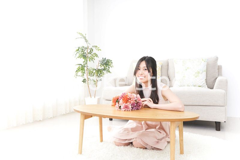 部屋でリラックスする女性