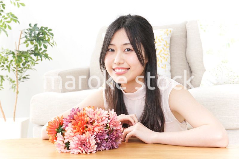 部屋でリラックスする女性