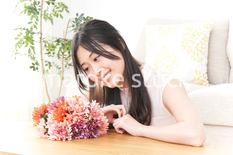 部屋でリラックスする女性