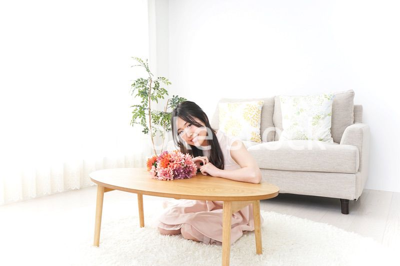 部屋でリラックスする女性