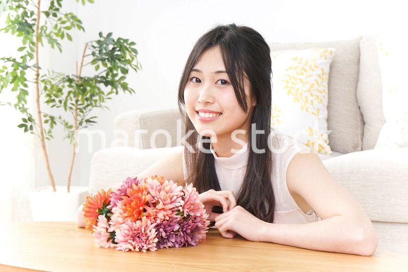 部屋でリラックスする女性